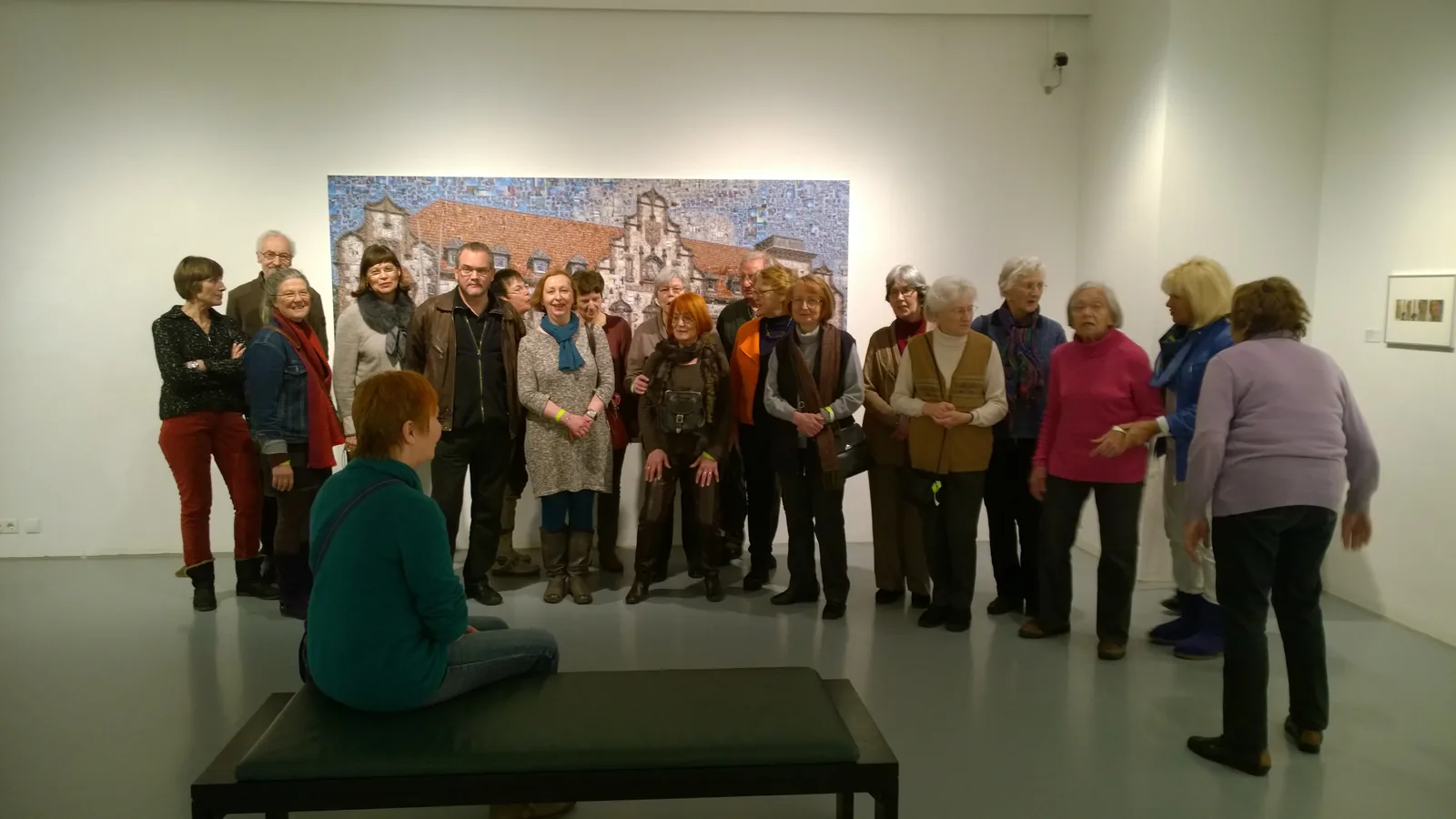 Besuchergruppe in der Ausstellung vor dem großformatigen Schwarmbild