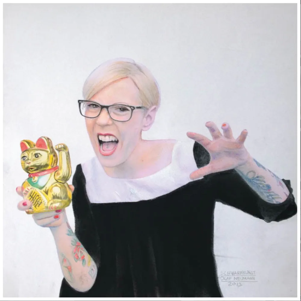 Pastell: Frau mit Winkekatze, die Hand wie eine Kralle erhoben