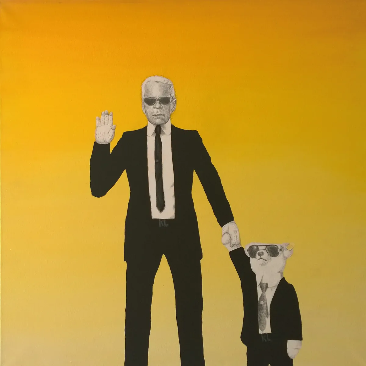 Gemälde: Karl Lagerfeld im schwarzen Anzug mit erhobener Hand, an seiner Seite eine kleine Bärenfigur mit Sonnenbrille, gelber Hintergrund